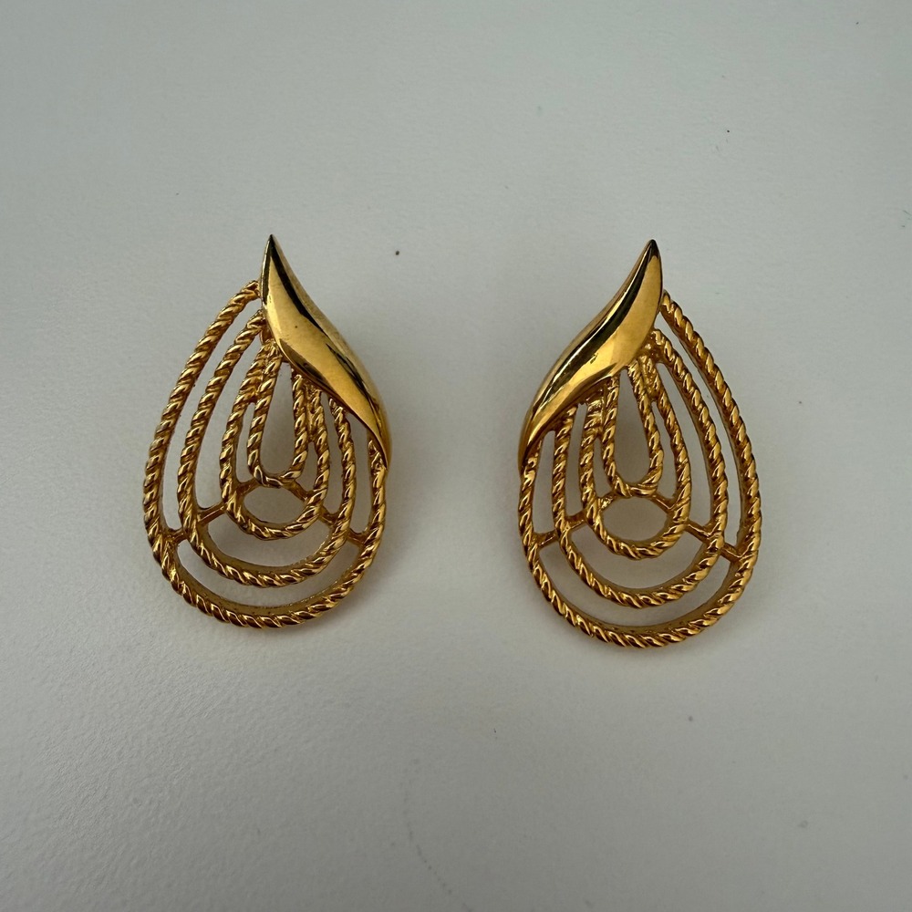 Trifari Vintage Gold Tone Teardrop Rope Textured Post‎ Earrings Openwork Leaf